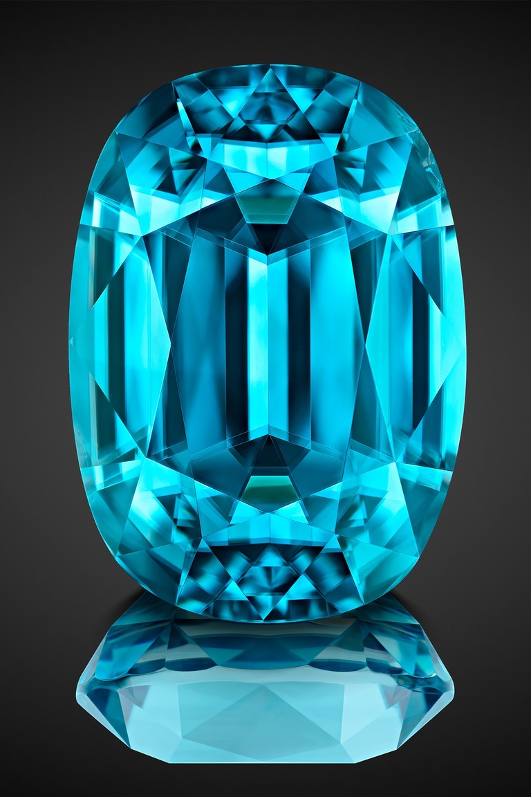 Professional gem photography of a blue zircon by Arjuna Irsutti