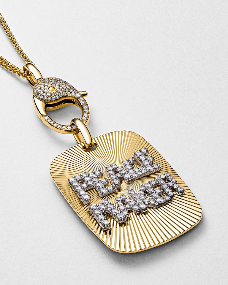 Professional photography of a gold pendant with diamonds by Arjuna Irsutti