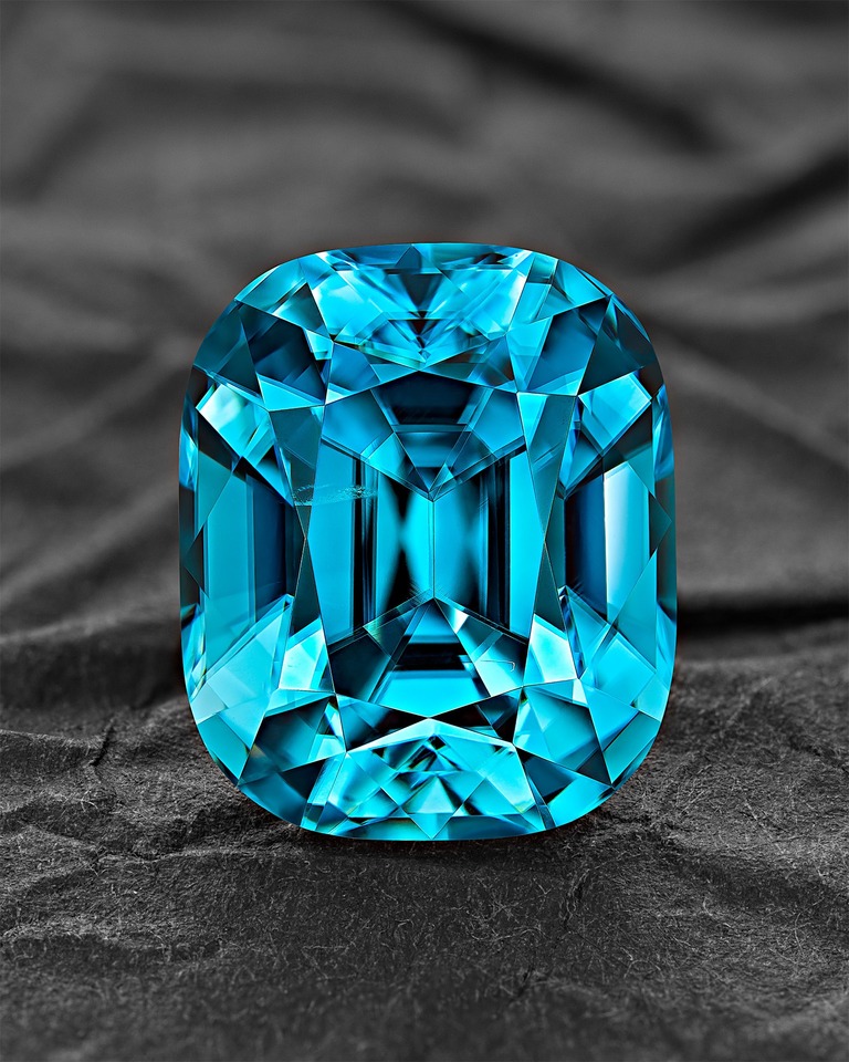 Professional gem photography of a blue zircon by Arjuna Irsutti