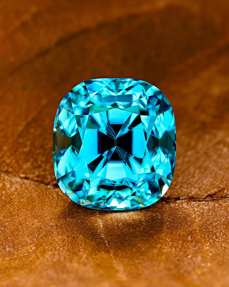 Professional gem photography of a blue zircon by Arjuna Irsutti